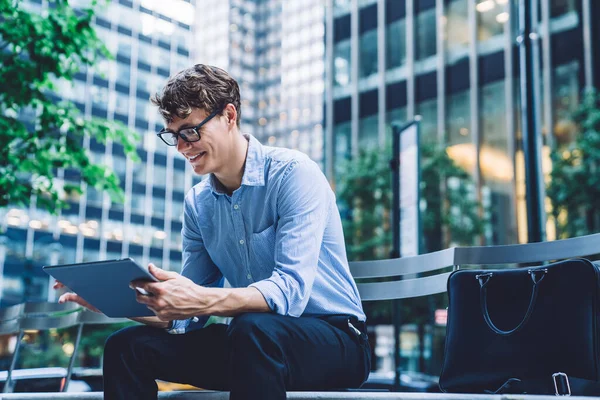 Glada Ung Man Formell Klädsel Titta Rolig Video Webbplatsen Modern — Stockfoto