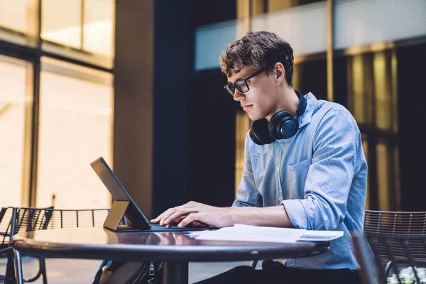 Young Male Entrepreneur Spectacles Reading News Browsed Website Portable Connected — Stock Photo, Image