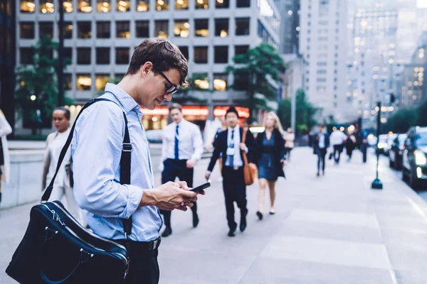 Sidovy Mannen Blå Skjorta Och Glasögon Sms Mobiltelefon När Står — Stockfoto