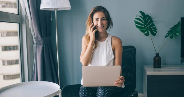 Glada Modern Kvinna Casual Kläder Sitter Stol Med Laptop Knä — Stockfoto