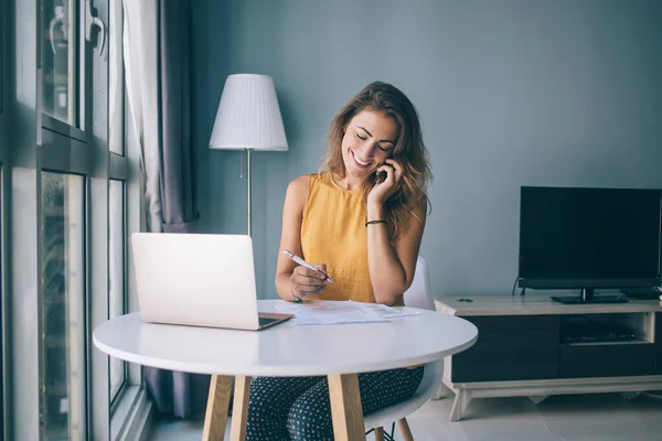 Leende Ung Dam Med Penna Casual Kläder Sitter Vid Skrivbordet — Stockfoto