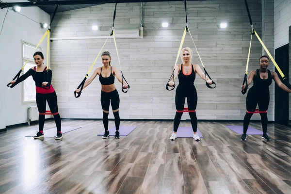Schlanke Junge Frauen Der Nähe Von Fitnessmatten Trainieren Trizeps Mit — Stockfoto