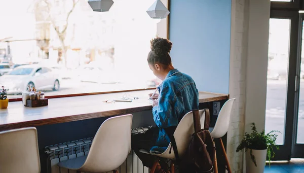 在阁楼自助餐厅 穿着休闲装的嬉皮士女孩的背景图 在校园等朋友的时候穿牛仔裤的女生的便条 — 图库照片