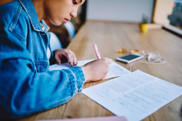 Zugeschnittenes Bild Einer Intelligenten Studentin Die Sich Notizen Von Der — Stockfoto