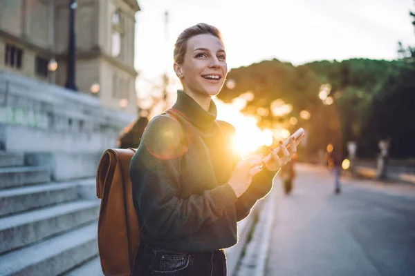 Zijaanzicht Van Gelukkige Blonde Vrouwelijke Student Met Smartphone Straat Zoek — Stockfoto