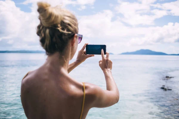 Vista Posteriore Sottile Femmina Sfocatura Utilizzando Smartphone Scattare Foto Isola — Foto Stock