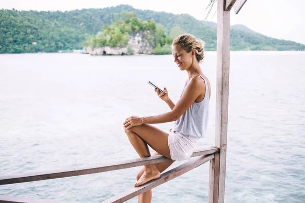 Vrolijke Aantrekkelijke Vrouw Lichte Zomerkleding Surfen Sms Digitale Smartphone Terwijl — Stockfoto