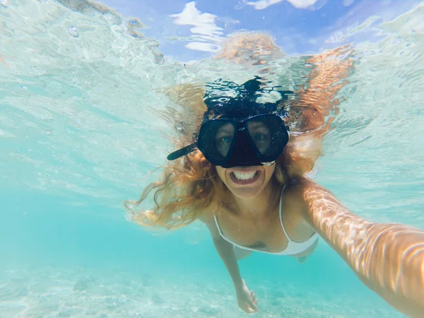 Спортивная Счастливая Женщина Светлыми Волосами Купальнике Маске Подводного Плавания Плавающая — стоковое фото