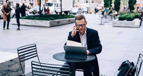 Upptagen Entreprenör Kostym Sitter Utanför Framför Surfplattan Vid Rundabordssamtal Smartphone — Stockfoto