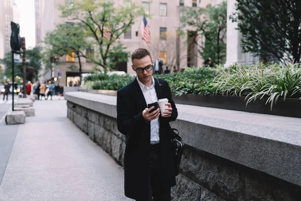 Imprenditore Camicia Bianca Cappotto Nero Con Occhiali Piedi Messaggistica Smartphone — Foto Stock