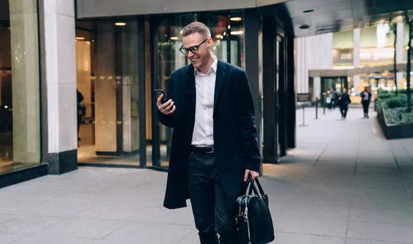 Veselý Optimistický Obchodník Černém Kabátě Drží Tašku Ruce Kráčí Ulici — Stock fotografie