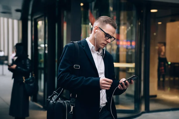 Vážný Podnikatel Formálním Oblečení Brýlemi Černým Kufříkem Pomocí Smartphonu Poslechu — Stock fotografie