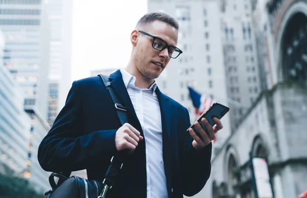 Giovane Maschio Dai Capelli Corti Bello Con Borsa Occhiali Smartphone — Foto Stock