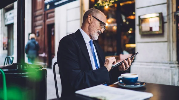 Enfocado Hombre Negocios Elegante Sentado Mesa Con Una Taza Café —  Fotos de Stock