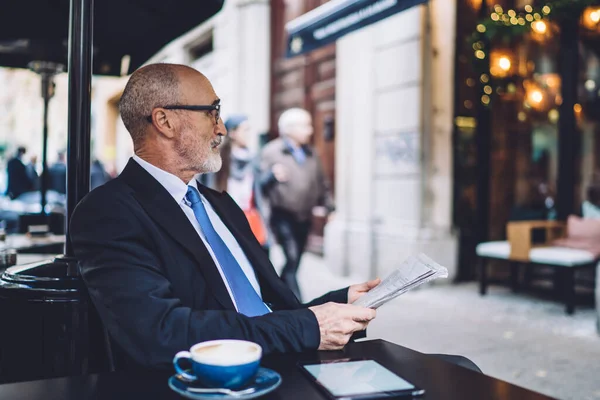 Takım Elbiseli Gözlüklü Yaşlı Kel Bir Adamın Sokak Kafesinde Oturup — Stok fotoğraf