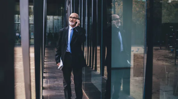 Hübscher Älterer Mann Formalem Outfit Und Brille Und Mit Weißem — Stockfoto