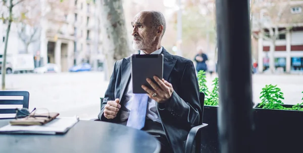 Pensando Hombre Negocios Pelo Gris Traje Formal Sentado Cafetería Calle —  Fotos de Stock