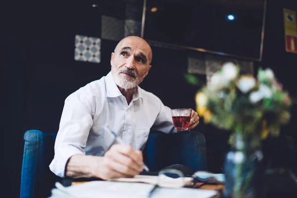 Älterer Mann Weißem Hemd Und Bart Und Stift Sitzt Tisch — Stockfoto