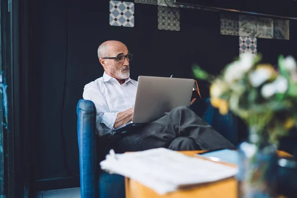 Yaşlı Sakallı Beyaz Gömlekli Siyah Pantolonlu Gözlüklü Bir Adam Oturma — Stok fotoğraf
