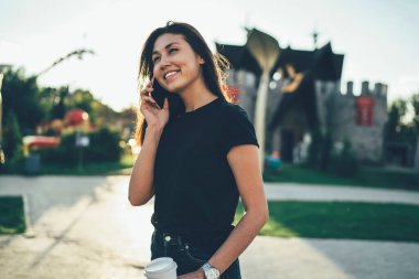 Çekici, gülümseyen bir kadın arkadaşını arıyor ve boş zamanlarında buluşma ayarlıyor. Mutlu bir Asyalı kadın, operatörden gezintide cep telefonu iletişimi kullanmanın daha iyi tarifeleri hakkında iyi haberler aldı.