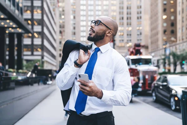 Maravilloso Hombre Formal Afroamericano Vestido Con Gafas Barba Distraído Del — Foto de Stock