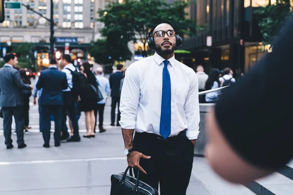 Formale Afroamericano Dipendente Maschile Camicia Occhiali Borsa Tenuta Utilizzando Cuffie — Foto Stock