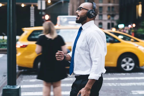 Side View Elegant Bald Bearded Black Businessman Shirt Glasses Using — Stock Photo, Image