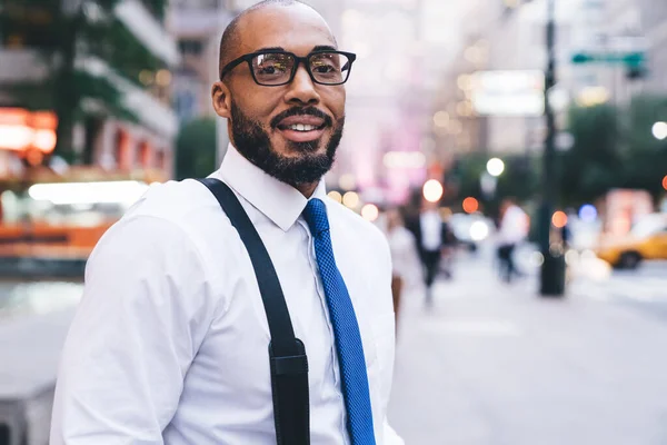 Calvo Barbudo Africano Gerente Americano Camisa Branca Gravata Azul Com — Fotografia de Stock