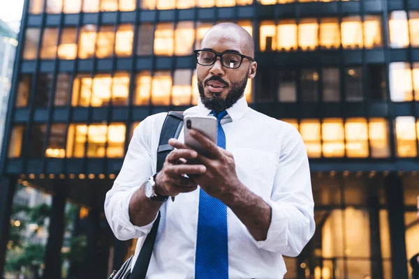 Ángulo Bajo Del Exitoso Jefe Afroamericano Con Mensajes Formales Textura — Foto de Stock