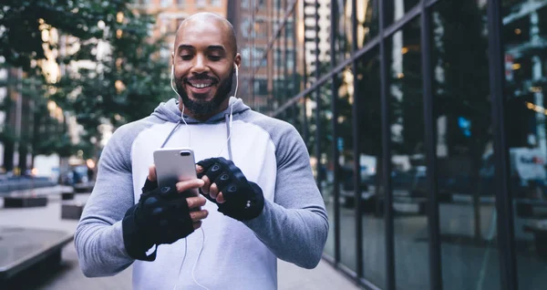 Joyful Bearded African American Sportsman Headphones Texting Social Network Break — Foto de Stock