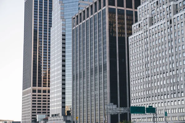 現代都市の金融街の通りにガラスとコンクリートで作られた灰色の壁と背の高い近代的な高層ビル — ストック写真