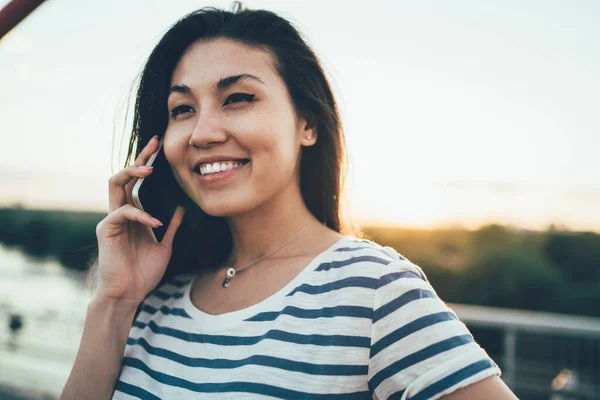 Querida Hipster Niña Sonriente Durante Conversación Internacional Teléfonos Inteligentes Cuando —  Fotos de Stock