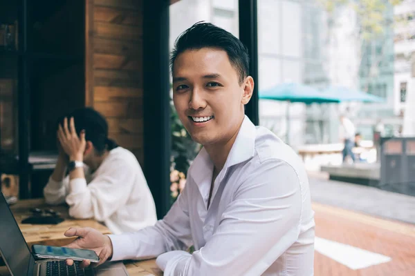 Seitenansicht Eines Jungen Asiatischen Mannes Mit Smartphone Weißem Hemd Der — Stockfoto