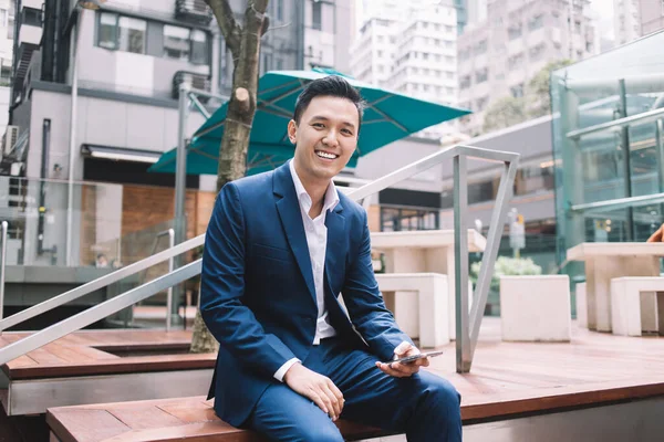 Empreendedor Asiático Alegre Vestido Com Terno Clássico Azul Camisa Rosa — Fotografia de Stock