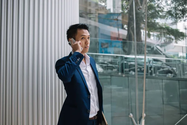 Hombre Étnico Profesional Traje Elegante Hablando Por Teléfono Inteligente Mientras — Foto de Stock