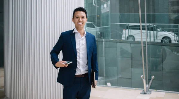 Sonriendo Con Éxito Guapo Joven Asiático Traje Que Sostiene Ordenador — Foto de Stock