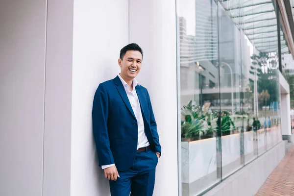 Asiatischer Junger Mann Blauen Business Anzug Lehnt Weißer Wand Der — Stockfoto