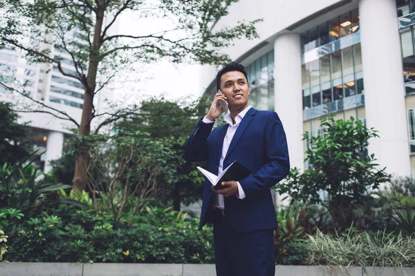 Confident Young Asian Man Blue Suit Having Conversation Phone Background — Stock Photo, Image