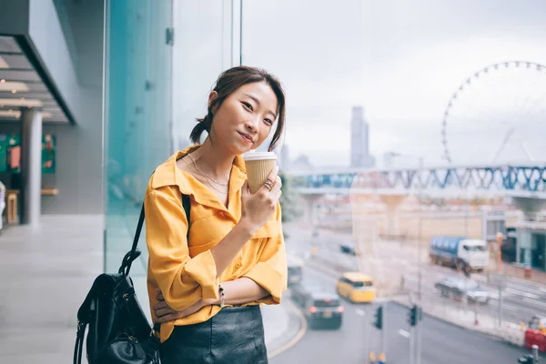 Hübsche Asiatin Mit Gelbem Hemd Steht Panoramafenster Mit Riesenradansicht Und — Stockfoto