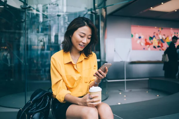 Wesoły Azjatycki Bizneswoman Noszenie Żółtej Koszuli Czarnej Skórzanej Spódnicy Przerwę — Zdjęcie stockowe
