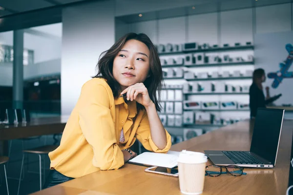 Självsäker Asiatisk Kvinna Gul Skjorta Håller Hakan Tänker Och Tittar — Stockfoto