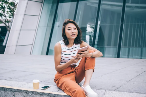 Csinos Fiatal Ázsiai Modern Ruhát Tartó Tabletta Miközben Kávé Csésze — Stock Fotó