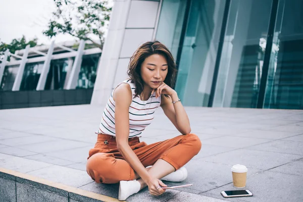 Mujer Asiática Joven Moderna Traje Elegante Viendo Tableta Mientras Está — Foto de Stock