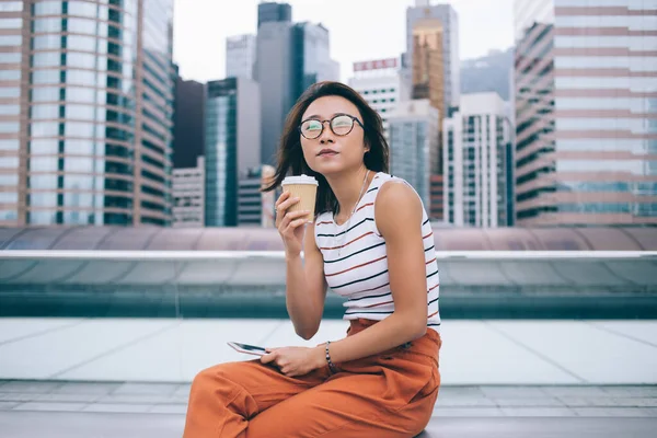 Nachdenkliche Asiatin Schlichtem Outfit Und Brille Die Kaffee Genießt Während — Stockfoto