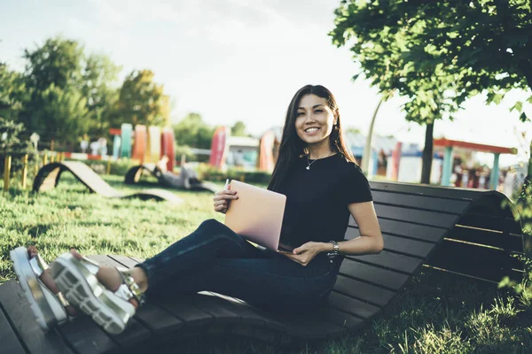 Retrato Una Mujer Freelancer Alegre Descansando Banco Moderno Madera Parque —  Fotos de Stock