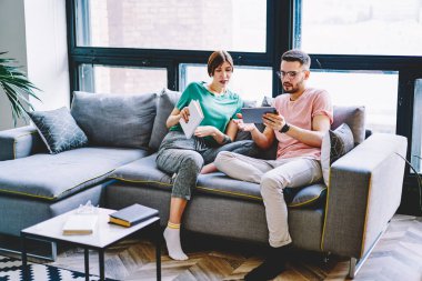 Kafkas evlilikleri, modern iç mekânlarda birlikte vakit geçirip internet sitesinden gelen bilgileri tartışıyor. Genç kız arkadaş ve erkek arkadaş tabletle rahat bir kanepede sohbet ediyorlar.