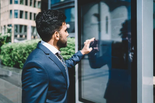 Vista Lateral Del Hombre Negocios Inteligente Atento Que Estudia Cuidadosamente — Foto de Stock