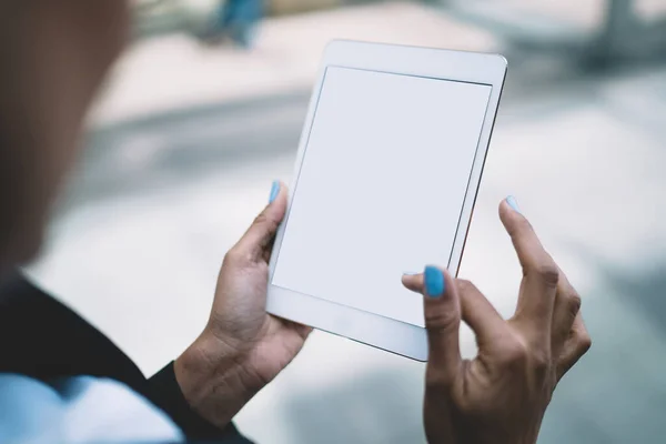 Περικοπή Ανώνυμη Γυναίκα Μαύρα Ρούχα Τιρκουάζ Μανικιούρ Χρησιμοποιώντας Λευκό Tablet — Φωτογραφία Αρχείου