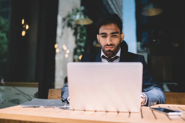 Serieuze Zakenman Gekleed Zwart Pak Wit Shirt Stropdas Surfen Netbook — Stockfoto