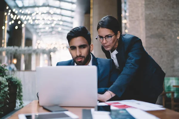 Serieuze Slimme Collega Elegante Kleding Gericht Het Scherm Van Laptop — Stockfoto